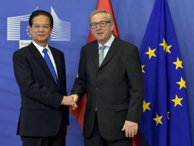 Juncker (right) welcomes Vietnamese Prime Minister Nguyen Tan Dung to Brussels.PHOTO: REUTERS